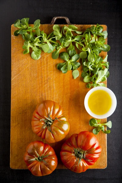 Reifes Gemüse. Lebensmittelzutaten. Tomaten, Olivenöl, Salat — Stockfoto