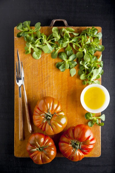 Rijp fruit. voedingsmiddelen en nieuwe voedselingrediënten. tomaat, olijfolie, salade — Stockfoto