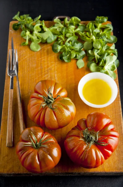 Verduras maduras. ingredientes alimentarios. tomate, aceite de oliva, ensalada —  Fotos de Stock