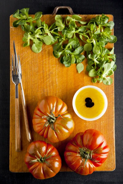 Ώριμα λαχανικά. συστατικά τροφίμων. ντομάτα, ελαιόλαδο, σαλάτα — Φωτογραφία Αρχείου