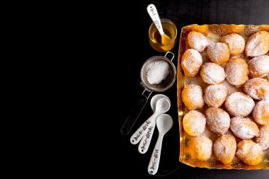 Donuts bir cam vazoda toz şeker ve bal