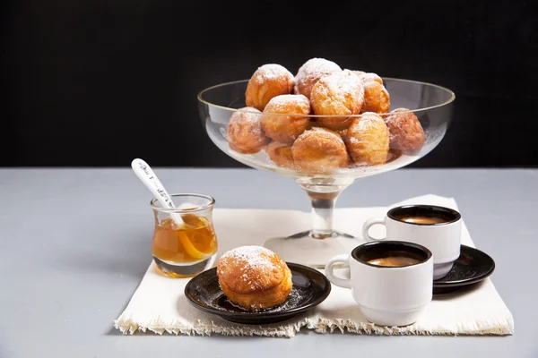 Donuts in een glazen vaas, koffie en honing — Stockfoto