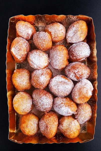 Donuts bir cam vazoda toz şeker ve bal