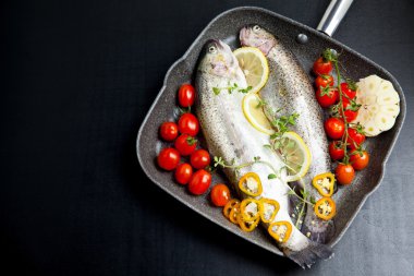 tavada sebze ile çiğ balık