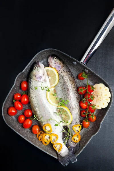 Сира риба з овочами на сковороді — стокове фото