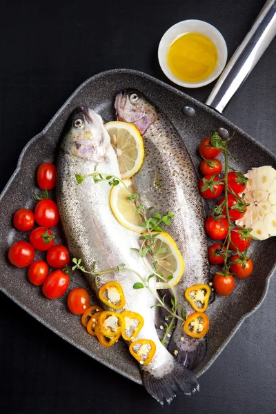 Сира риба з овочами на сковороді — стокове фото