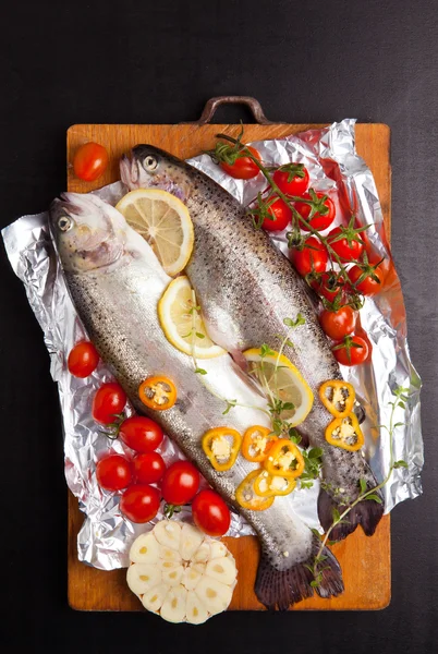 Сира риба з овочами — стокове фото