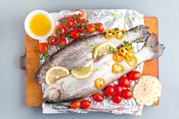 Сира риба з овочами — стокове фото
