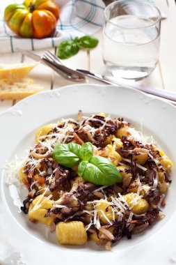 gnocchi jambon füme ve mavi lahana ile