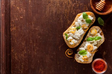 Bruschetta ricotta, bal ve fesleğen ile