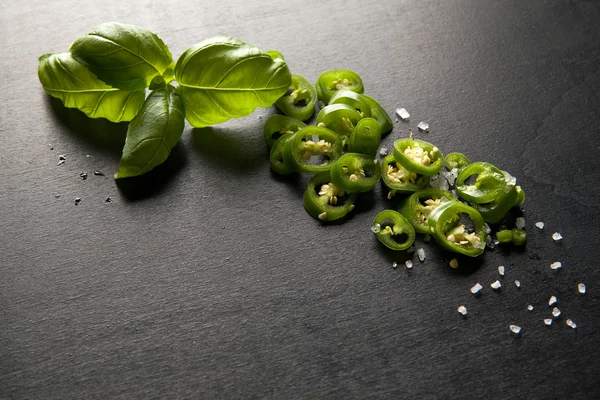 Basilika blad med grön varm paprika & salt — Stockfoto