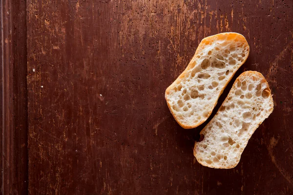 Pão branco fatiado no fundo de madeira velho — Fotografia de Stock