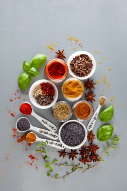 baharat beyaz bir arka plan üzerinde çeşitli