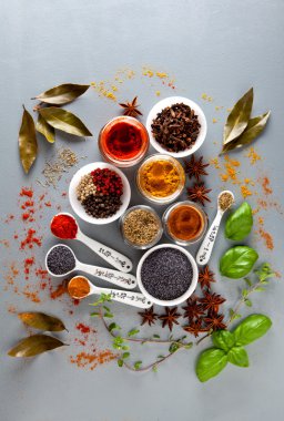baharat beyaz bir arka plan üzerinde çeşitli