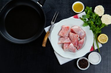 malzemeler ve boş pan pişirme ile çiğ tavşan eti