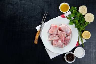 malzemeler pişirme ile çiğ tavşan eti