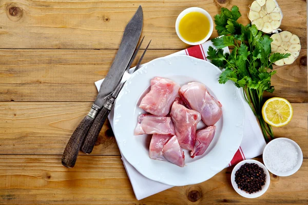 malzemeler pişirme ile çiğ tavşan eti