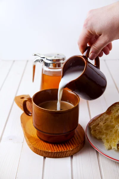 Sarapan. menuangkan susu dalam kopi — Stok Foto