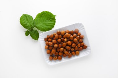 plaka beyaz üzerine fındık