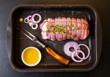 Çiğ biftek fırına koymaya hazır. Kırmızı soğan ve o ile