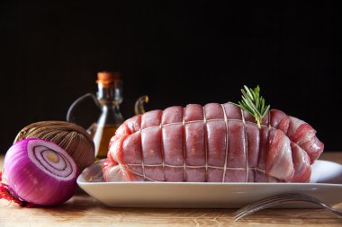 Çiğ biftek fırına koymaya hazır. Kırmızı soğan ve o ile