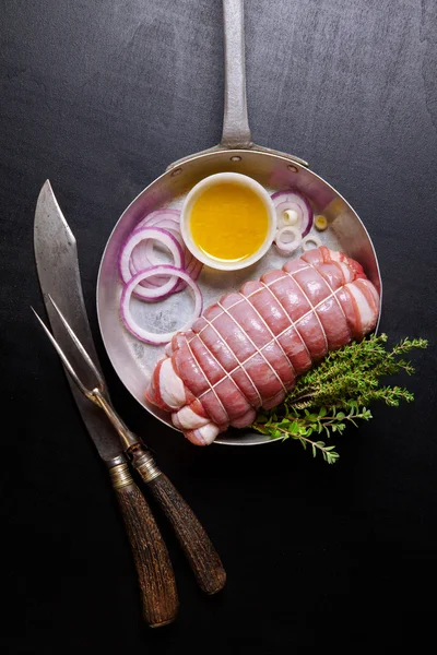 Carne assada crua pronta para ser colocada no forno. com cebola vermelha e o — Fotografia de Stock