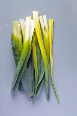 pırasa gri arka plan üzerinde