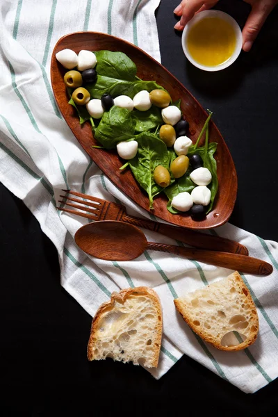 Свіжий легкий здоровий літній салат зі шпинатом, зеленим і чорним о — стокове фото