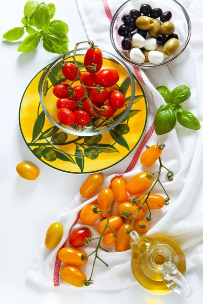 Tomates rojos y amarillos de Sicilia, aceitunas verdes y negras , —  Fotos de Stock