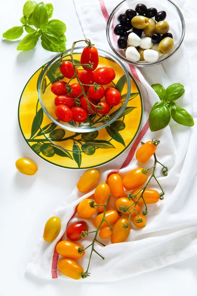 Tomates rojos y amarillos de Sicilia, aceitunas verdes y negras , —  Fotos de Stock