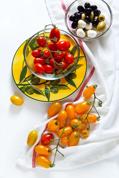 Tomates rojos y amarillos de Sicilia, aceitunas verdes y negras , —  Fotos de Stock