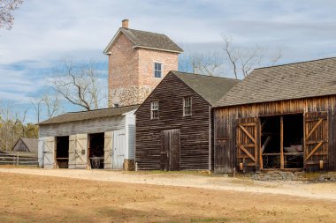 Tarihi Batsto Village, New Jersey 'deki Batsto Barns and Shops' un altını çiziyorum.. 