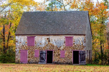 New Jersey 'deki tarihi Batsto Köyü' ndeki Batsto Hayloft Barn 'ı renklendirmek için Renkli Sonbahar Günü. 