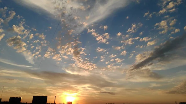 Tramonto Più Meraviglioso Della Città Sole Sopra Orizzonte Sulla Foresta — Foto Stock