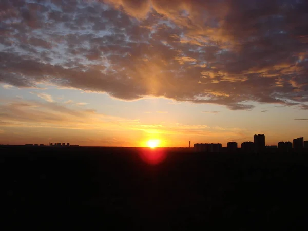 街で最も素晴らしい夕日 森の上の地平線の上の太陽 美しい雲5 — ストック写真