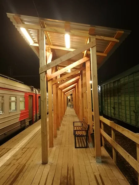 Banliyö Tren Istasyonu Tamamen Ahşaptan Yapılmış Akşamları Aydınlanıyor — Stok fotoğraf