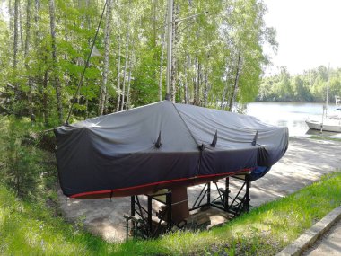 Yat vincinin altındaki kayalıklardaki yat, boşaltma hazırlığı, yatın tabanının teftişi, rötuş, yatın üst ve alt manzarası...