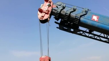 Bir yük vincinin geri çekilebilir yelkeni, yükleri kaldırmak için vincin hazırlanması, vincin yerleşimi, vinç ayrışması, su deposunun kıyısı, göl rezervi.