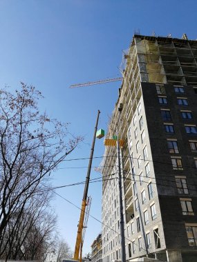 Modern bir apartman vinci ile inşa ediliyor.