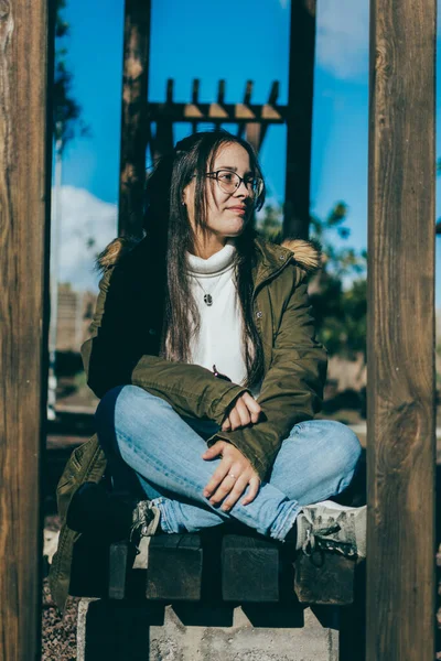 Una Chica Con Gafas Una Camisa Blanca Chaqueta Marrón Vaqueros —  Fotos de Stock