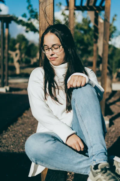 Una Chica Con Gafas Una Camisa Blanca Vaqueros Sentados Banco —  Fotos de Stock
