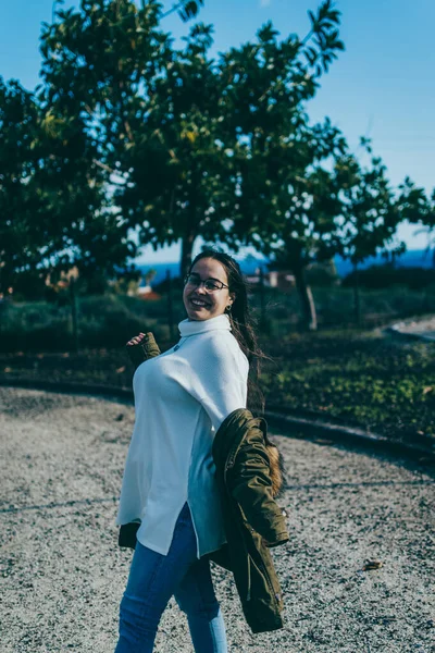 Una Chica Con Gafas Una Camisa Blanca Vaqueros Caminando Por —  Fotos de Stock