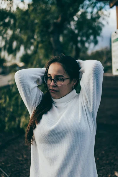 Una Chica Con Gafas Una Camisa Blanca Jeans Posando Parque —  Fotos de Stock