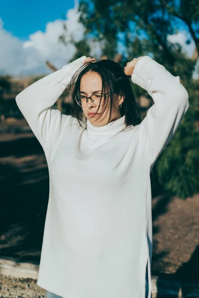 Una Chica Con Gafas Una Camisa Blanca Jeans Posando Parque —  Fotos de Stock