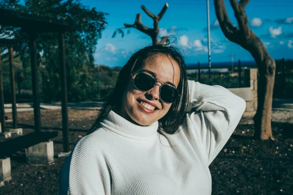 Una Chica Con Gafas Una Camisa Blanca Jeans Posando Parque —  Fotos de Stock