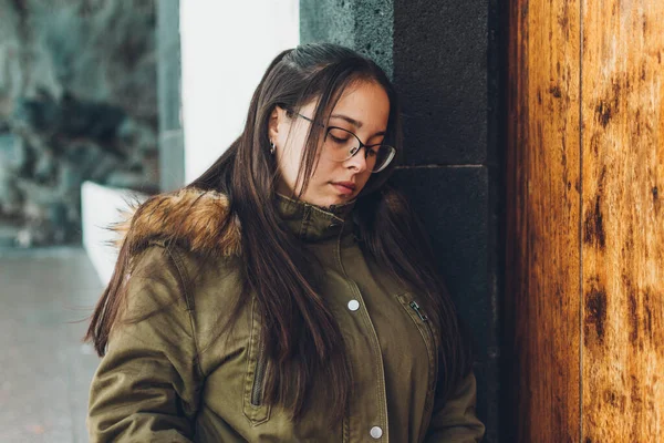 Una Chica Con Gafas Chaqueta Marrón Con Sombrero Jeans Posando —  Fotos de Stock