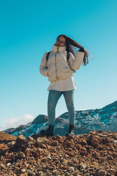 Mujer Con Gafas Chaqueta Blanca Posando Unas Montañas Nevadas —  Fotos de Stock