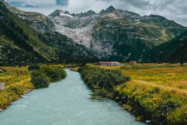 Nehir dağların arasından geçiyor.