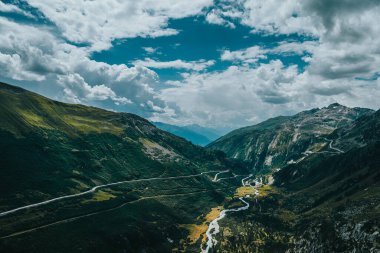 Nehir dağların arasından geçiyor.