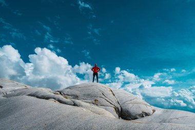 Bir buzulun dağlarındaki çocuk